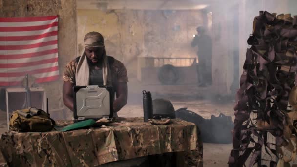 Soldat américain utilisant un ordinateur portable, radio à la base de fortune — Video