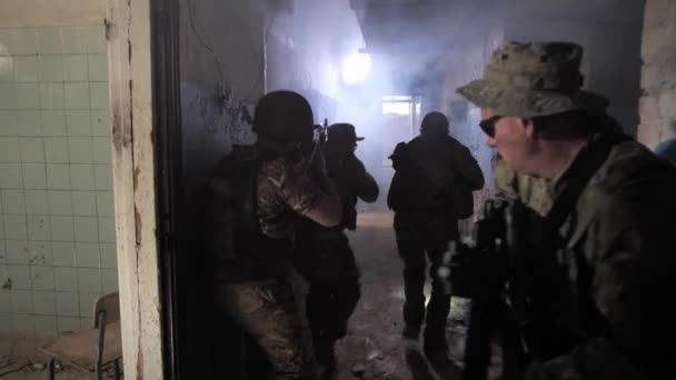 Squadra di uomini dell'esercito che si muovono all'interno dell'edificio d'assalto — Video Stock