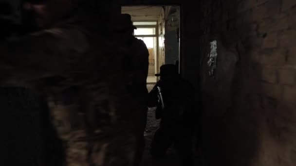 Grupo de soldados na escuridão invadindo edifício — Vídeo de Stock