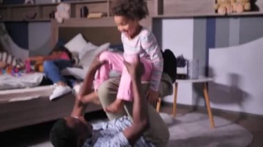 Baba kızıyla akrobatik numaralar yapıyor.