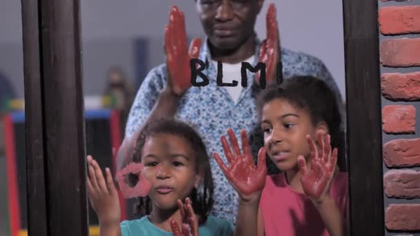 Familie ondersteunende Black Lives Matter beweging — Stockvideo