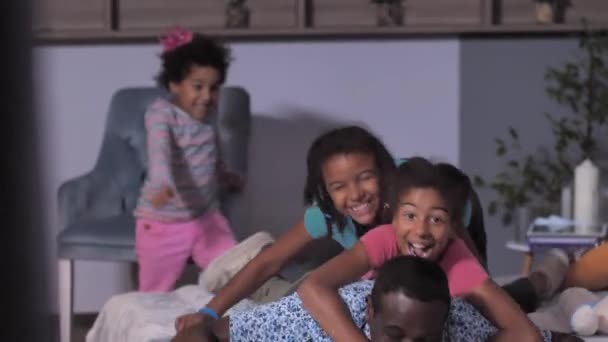 Joyful pai negro e suas meninas se divertindo em casa — Vídeo de Stock