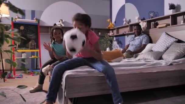 Chicas y papá disfrutando de juego de pelota cubierta patata caliente — Vídeos de Stock