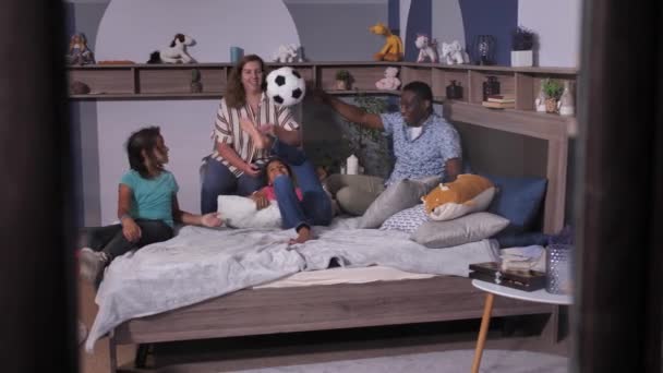 Ευτυχισμένη αμερικανική οικογένεια παίζει μπάλα στην κρεβατοκάμαρα — Αρχείο Βίντεο