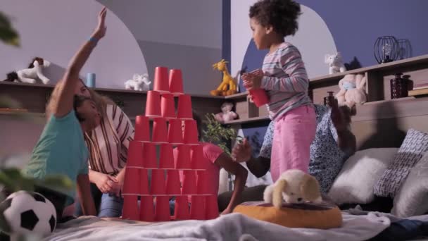 Linda niña jugando con la familia amorosa en la cama — Vídeos de Stock