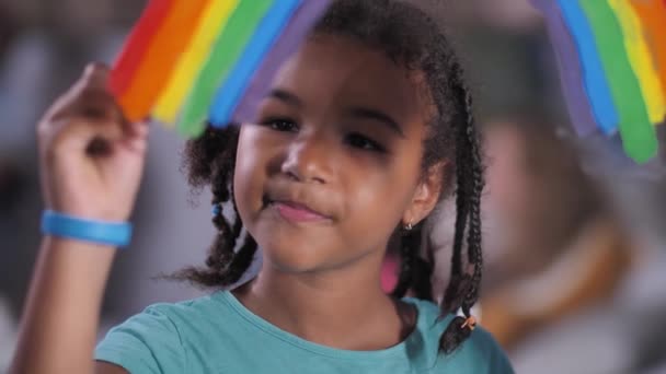 在窗玻璃上画彩虹的微笑女孩 — 图库视频影像