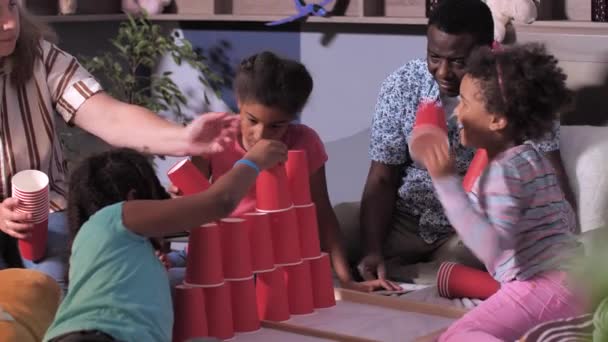 Familia con niños durante la actividad de juego en casa — Vídeos de Stock