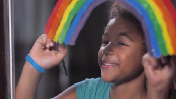 Fröhliche Preteen Schwestern malen Regenbogen auf Fenster — Stockvideo