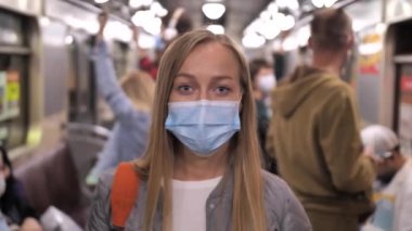 Metroda poz veren tıbbi maskeli kadın portresi