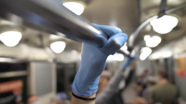 Mano maschile in guanto medico sul corrimano della metropolitana — Video Stock