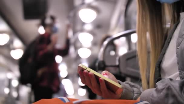 Hand van de vrouw met smartphone in de metro auto — Stockvideo