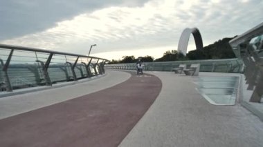 Neşeli kız engelli anneyi tekerlekli sandalyede sürüyor.