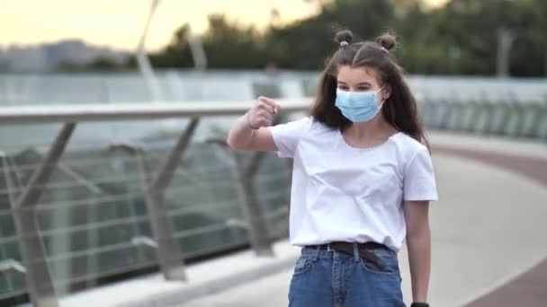 Actief tienermeisje in het gezicht masker dansen buiten — Stockvideo