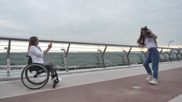 Handicap mor skyde video af dansende datter – Stock-video