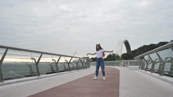 Happy teen dziewczyna wykonywania stylowy taniec na moście — Wideo stockowe