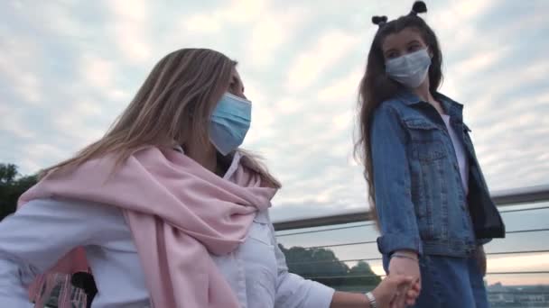 Мать-инвалид в маске с дочерью-подростком на прогулке — стоковое видео
