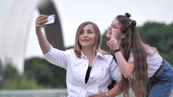 Glückliches Mädchen und behinderte Mutter beim Selfie im Freien — Stockvideo