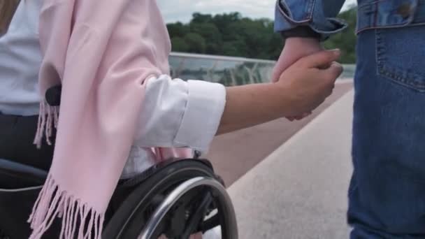 Mains jointes de la fille et de la mère en fauteuil roulant — Video