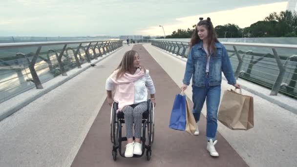 Мама-инвалид с девушкой во время прогулки по магазинам — стоковое видео