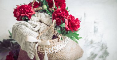 dekor peonies bir ahşap masa, stil ve tasarım kavramı ile bir iç güzel kompozisyon