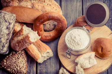 güzel ahşap arka plan, sağlıklı beslenme ve sanayi pişirme kavramı üzerinde çeşitli taze ekmek