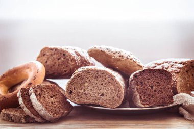 ahşap arka plan üzerinde taze ekmek ile kompozisyon