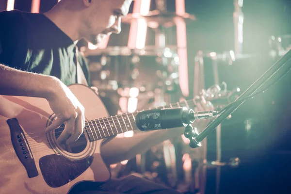 Micrófono Studio Graba Primer Plano Guitarra Acústica Estudio Grabación Sala — Foto de Stock