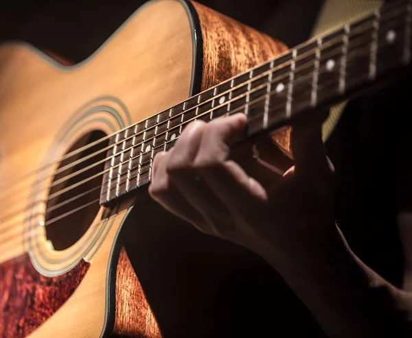 Adam Koyu Arka Plan Üzerinde Gitar Closeup Akustik Gitar Çalmak — Stok fotoğraf