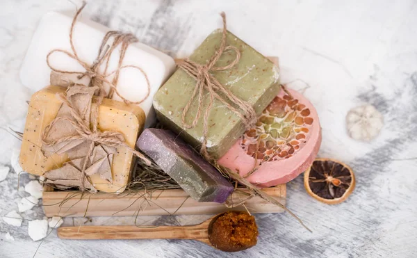 Ahşap arkaplanda spa kompozisyonu