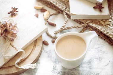 Natürmort hafif ahşap zemin, çiçekli vazo ve Kitaplar ile bir fincan kahve, iç dekorasyon