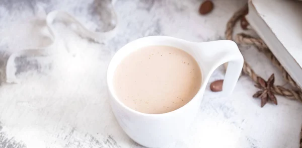 Witte Kop Met Koffie Een Houten Lichte Achtergrond Boeken — Stockfoto