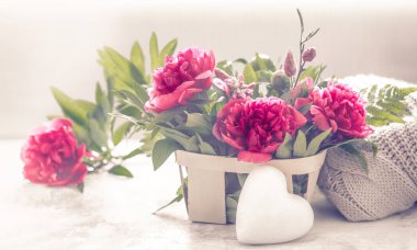 dekor peonies bir ahşap masa, stil ve tasarım kavramı ile bir iç güzel kompozisyon