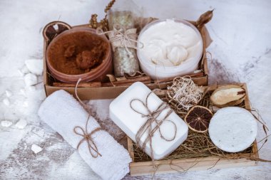 Spa kompozisyon bir ahşap arka plan, resort kavramı ve doğal kozmetik