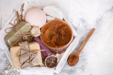 Spa kompozisyon bir ahşap arka plan, resort kavramı ve doğal kozmetik