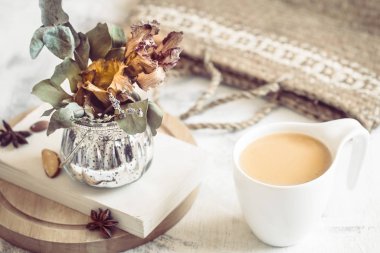 Natürmort hafif ahşap zemin, çiçekli vazo ve Kitaplar ile bir fincan kahve, iç dekorasyon