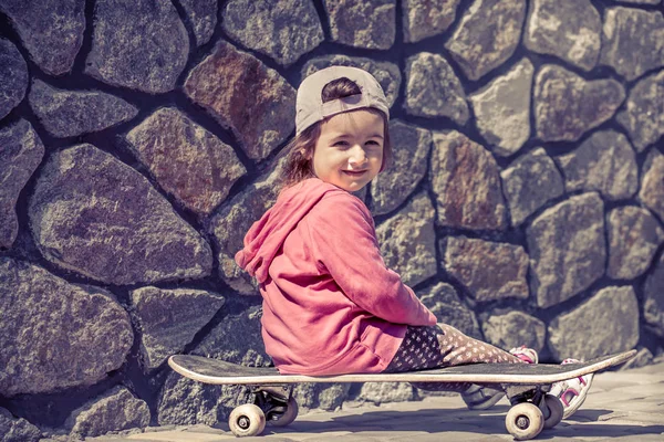 Şık Küçük Bir Kız Bir Kaykay Dışında Oynarken Bir Çocuğun — Stok fotoğraf