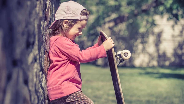 Ein Modisches Kleines Mädchen Hält Ein Skateboard Der Hand Und — Stockfoto