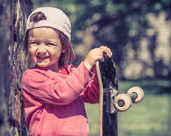 Ein Modisches Kleines Mädchen Hält Ein Skateboard Der Hand Und — Stockfoto