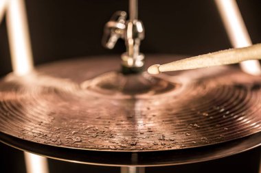 Merhaba-şapka close-up renkli fenerler bir arka plan üzerinde sopaları ile plakalar. Su damlaları plakaları.