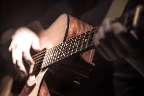 Adam Koyu Arka Plan Üzerinde Gitar Closeup Akustik Gitar Çalmak — Stok fotoğraf