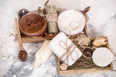 Spa kompozisyon bir ahşap arka plan, resort kavramı ve doğal kozmetik