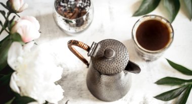 Bir fincan kahve ve çiçekler ile natürmort