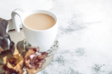 Natürmort bir kitap ve bir fincan kahve