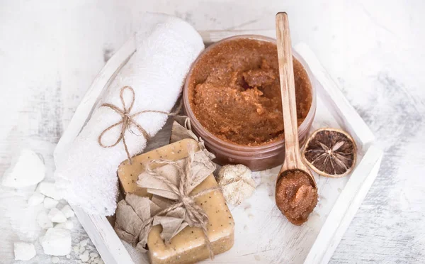 Ahşap arkaplanda spa kompozisyonu