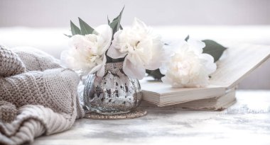 Natürmort iç Ayrıntılar ve çiçeklerle peonies oturma odasında, ev konfor ve iç kavramı ile