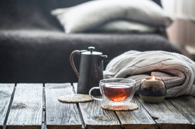 Natürmort ahşap bir masaya oturma odasında çay