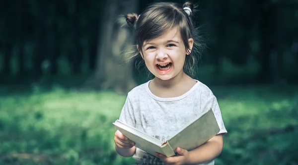 Kleines Nettes Kleines Mädchen Liest Ein Buch Park Vor Einem — Stockfoto