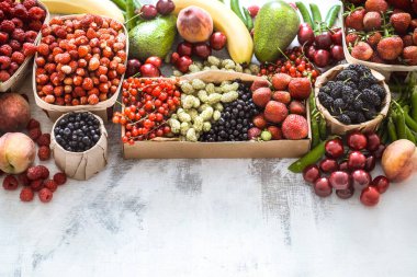 farklı meyve sepetleri hafif ahşap arka plan üzerinde sağlıklı beslenme ve vitaminler kavramı kompozisyon