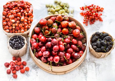 farklı meyve sepetleri hafif ahşap arka plan üzerinde sağlıklı beslenme ve vitaminler kavramı kompozisyon