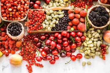 farklı meyve sepetleri hafif ahşap arka plan üzerinde sağlıklı beslenme ve vitaminler kavramı kompozisyon